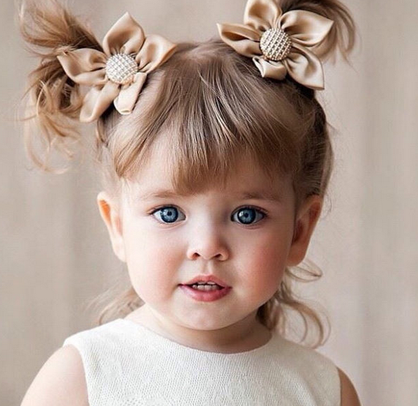 طفلة جميلة بعيون زرقاء
