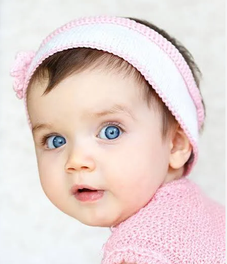 بنت بعيون زرقاء جميلة