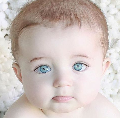 بيبي جميل بعين زرقاء